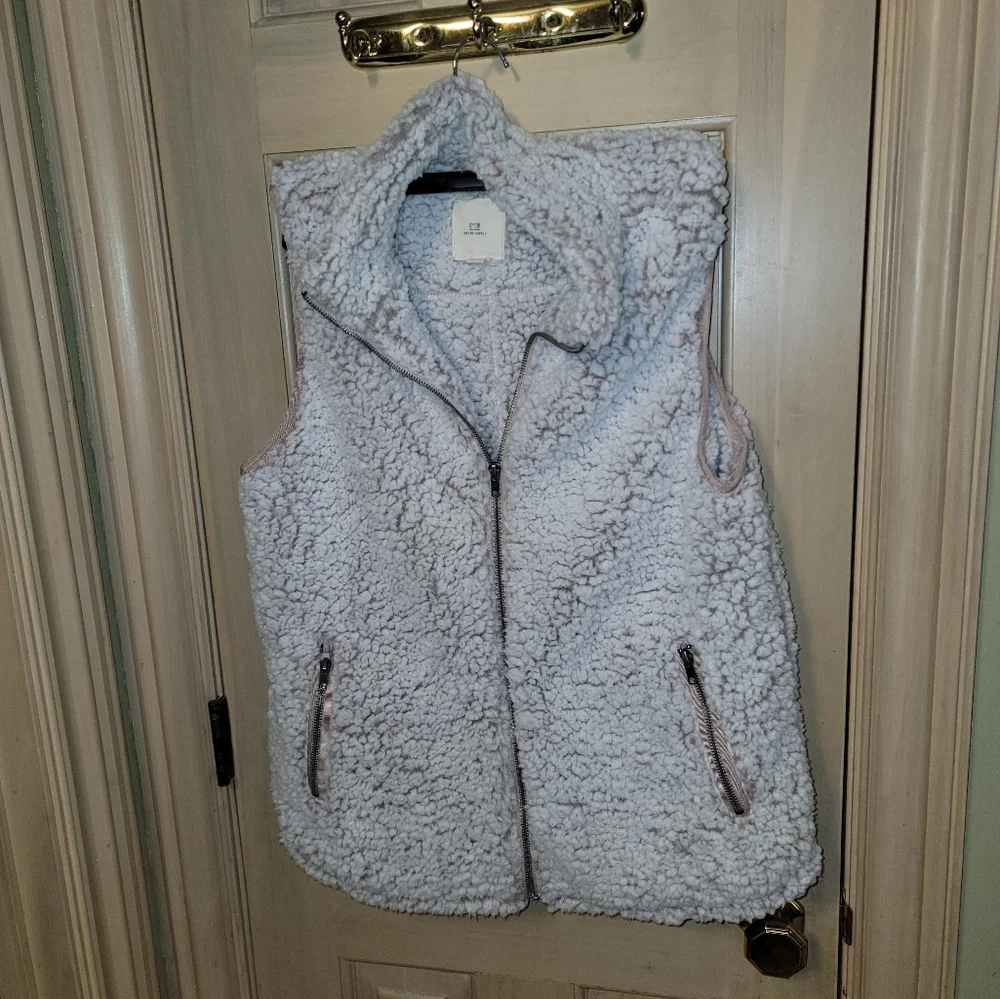 Misses sz L Thread & Supply Wubby Sherpa Tan And cream zip of Vest - Picture 6 of 9